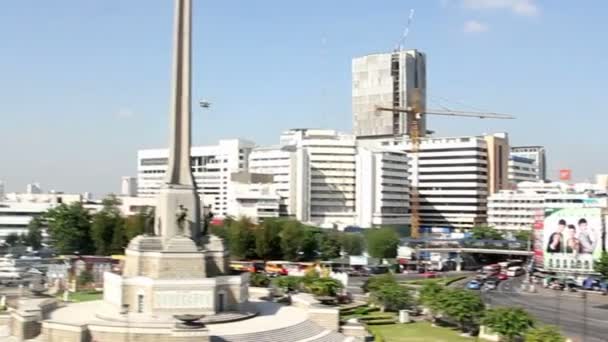 Bangkok, Tailandia - Octubre 2013: Vista superior sobre la zona del Monumento a la Victoria desde el tren aéreo BTS transporte público en Bangkok — Vídeos de Stock