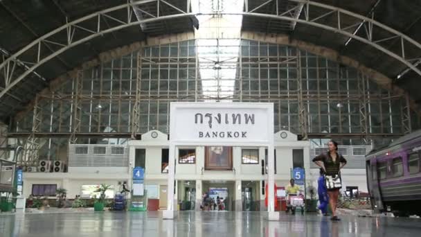 Бангкок, Таиланд - CIRCA OCTOBER 2013: Пассажиры проходят по платформам на станции метро Hua Lamphong Railway Public Station (Бангкок вокзал ). — стоковое видео