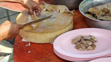 ördek Tay Restoran müşteri için demlenmiş kaynatın hazırlanıyor