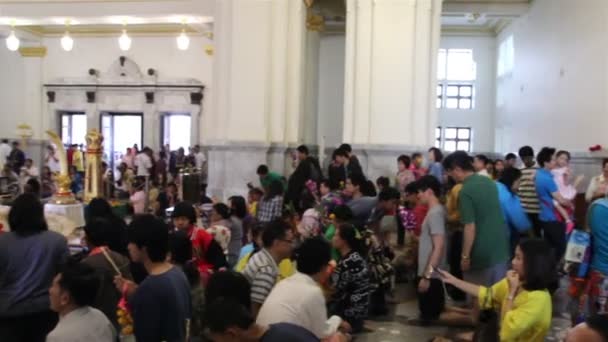 Chachengchao, Tayland - Aralık 2013: çok sayıda turistin tapınağa gitmek (wat öylesine thon, büyük altın buddha) yeni yıl comimg başarılar elde etmek için önce — Stok video