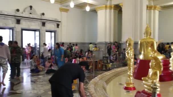 Chachengchao, Tayland - Aralık 2013: çok sayıda turistin tapınağa gitmek (wat öylesine thon, büyük altın buddha) yeni yıl comimg başarılar elde etmek için önce — Stok video