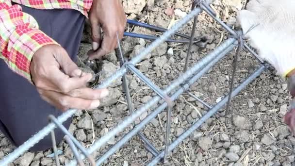 Trabajadores atados alambre de metal para la construcción de edificios — Vídeos de Stock