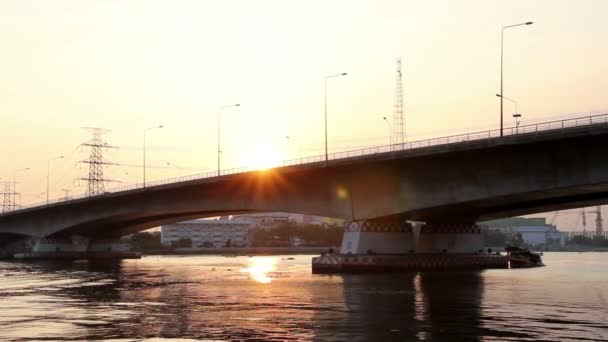 Tramonto sul ponte sopra il fiume Chaophaya a Bangkok, Thailandia — Video Stock