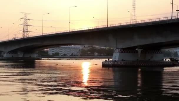 タイ、バンコクのチャオプラヤー川上の橋の夕日 — ストック動画