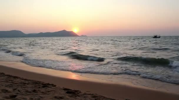 Puesta de sol en la playa behide alta montaña — Vídeo de stock