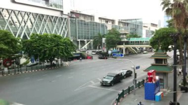 Bangkok, Tayland - Temmuz 2013: timelapse trafik Bangkok Orta Dünya mağaza önünde ratprasong kavşağında işlek bir yol boyunca.
