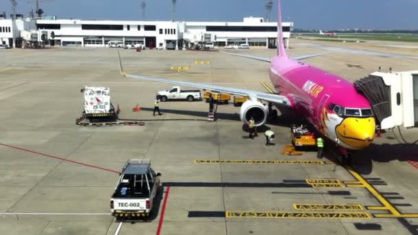 Time Lapse Airplane de Nok Air Airline se prepara para despegar en el aeropuerto internacional tailandés en Bangkok — Vídeos de Stock