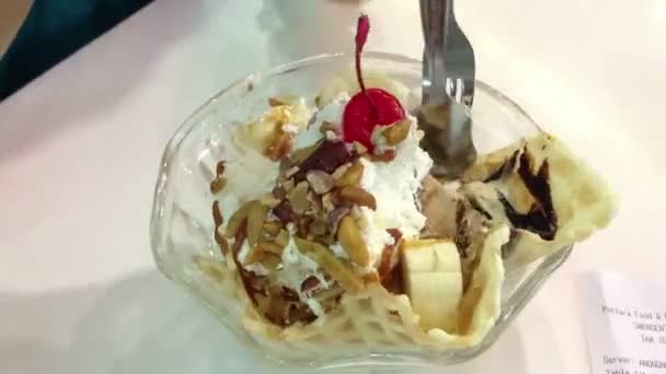 El lapso de tiempo de una pareja comiendo un tazón de helado — Vídeos de Stock