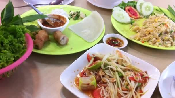 Thaise en vietnamese gekruid voedsel eten — Stockvideo