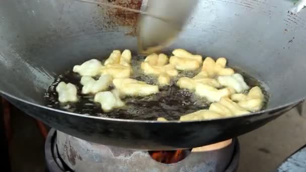 Masa frita palo de cocción — Vídeos de Stock
