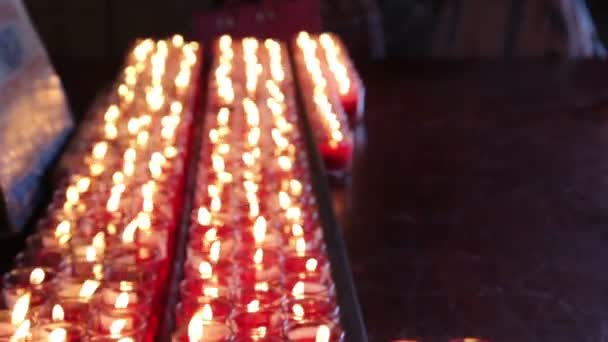 Filas de velas encendidas en el templo chino — Vídeo de stock