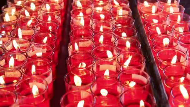 Filas de velas encendidas en el templo chino — Vídeos de Stock