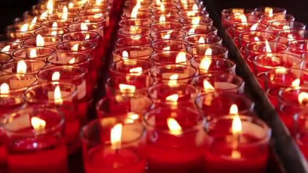 Righe di candele accese al tempio cinese — Video Stock