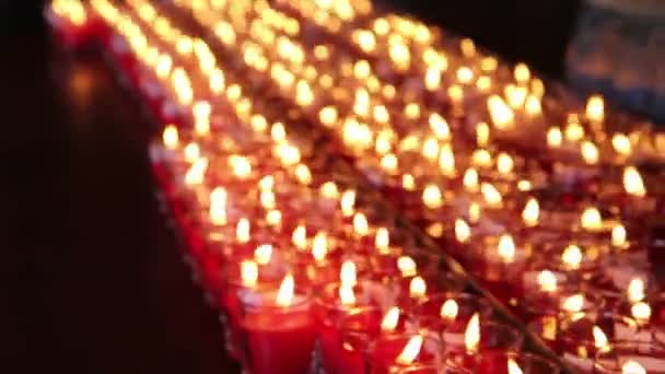 Lignes de bougies allumées au temple chinois — Video