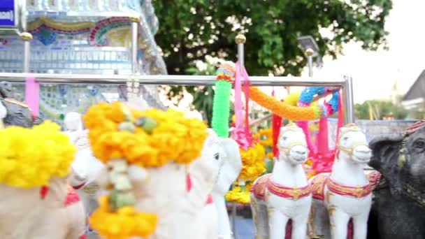 Fermer une petite bougie devant le statut de Bouddha — Video