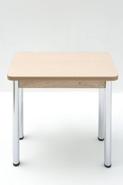 Beyaz arka planda klasik ahşap mutfak masası..