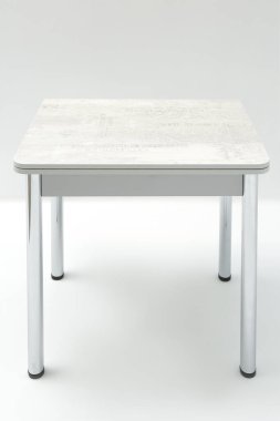 Beyaz arka planda klasik tahta beyaz mutfak masası..