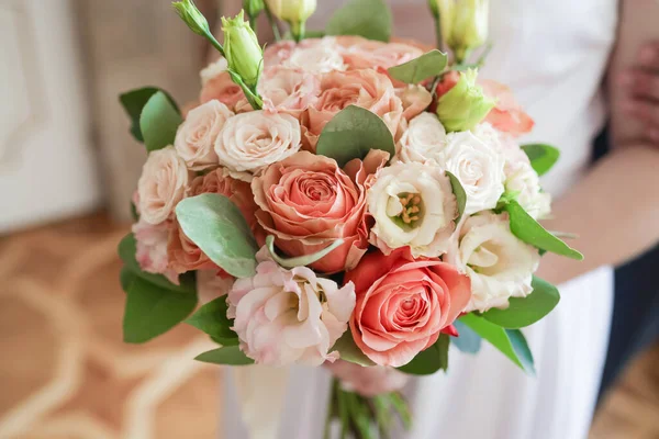Clásico ramo de rosas en las manos de la novia. — Foto de Stock