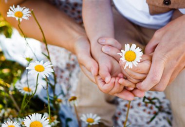 Anne ve oğlu yeşil bir çayırda oynuyorlar.. 