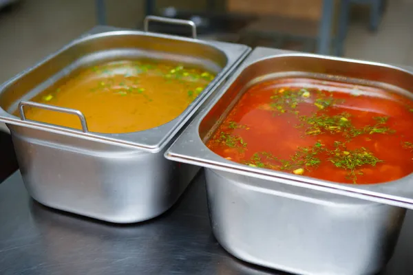 Comida en el comedor. Alimentos nacionales rusos. — Foto de Stock