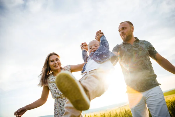 Lycklig familj i naturen. Mor, far och son i naturen. — Stockfoto