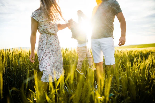 Família feliz na natureza. Mãe, pai e filho na natureza. — Fotografia de Stock