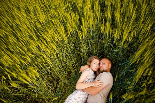Facet i dziewczyna w zielonej trawie.. — Zdjęcie stockowe