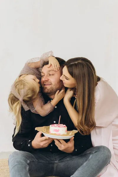 Familjen firar sin lilla dotters födelsedag. — Stockfoto