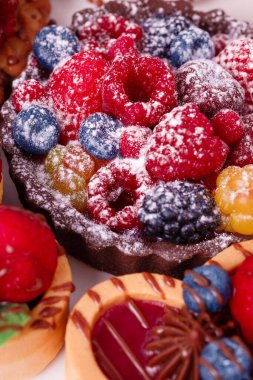 Pudra şekerli ahududulu taze kek. Kahvaltıda bir kafede tatlı.