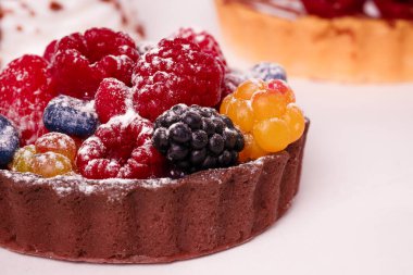 Pudra şekerli ahududulu taze kek. Kahvaltıda bir kafede tatlı.