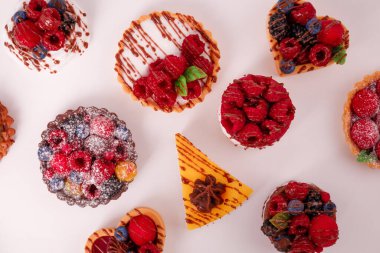 Pudra şekerli ahududulu taze kek. Kahvaltıda bir kafede tatlı.