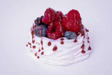 Pudra şekerli ahududulu taze kek. Kahvaltıda bir kafede tatlı.