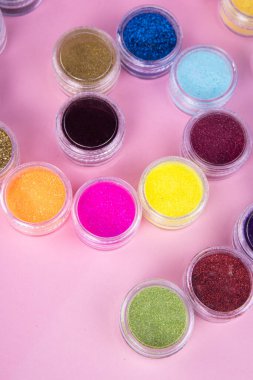 Parlak çocuklar resim yapar. Parlak arkaplan. 