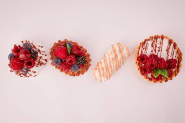 Pudra şekerli ahududulu taze kek. Kahvaltıda bir kafede tatlı.