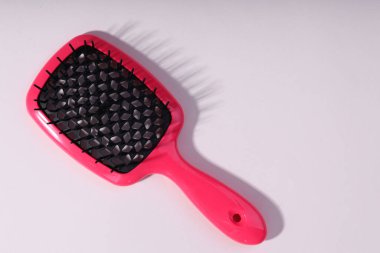 Parlak saç fırçası Beyaz bir arkaplan. 