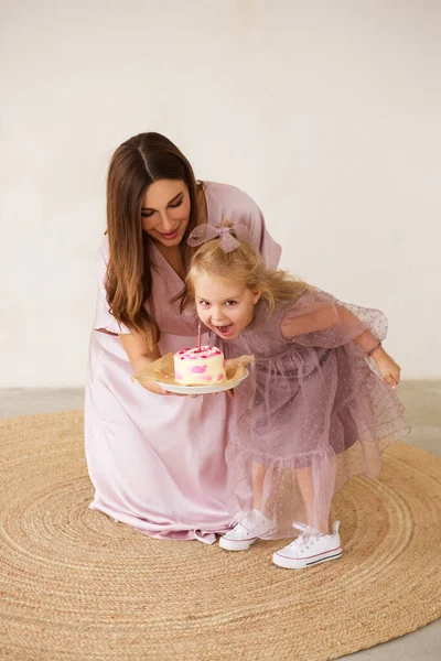 Dítě emocionálně jí narozeninový dort. Narozeninová oslava. — Stock fotografie