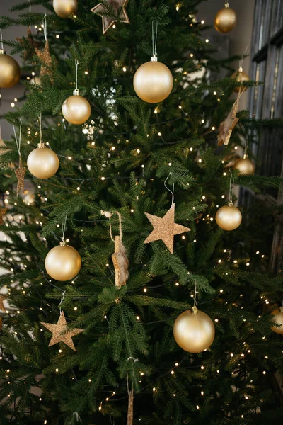 Traditional Christmas decorations. Christmas tree. — Stock fotografie