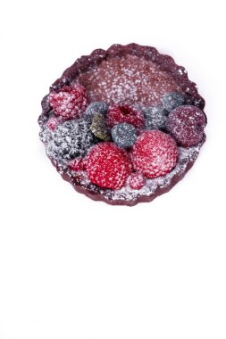 Pudra şekerli ahududulu taze kek. Kahvaltıda bir kafede tatlı.