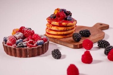 Pudra şekerli ahududulu taze kek. Kahvaltıda bir kafede tatlı.