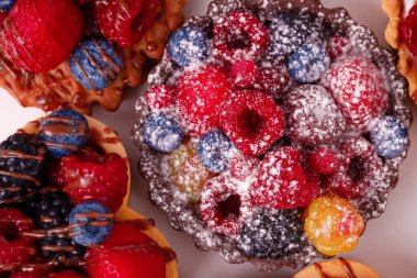 Pudra şekerli ahududulu taze kek. Kahvaltıda bir kafede tatlı.