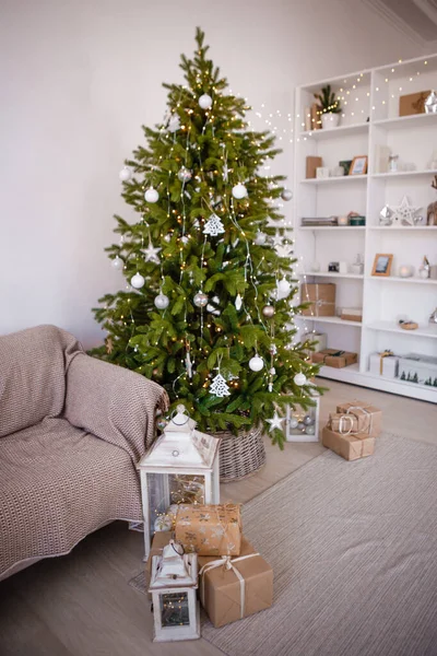 Traditional Christmas decorations. Christmas tree. — Stockfoto