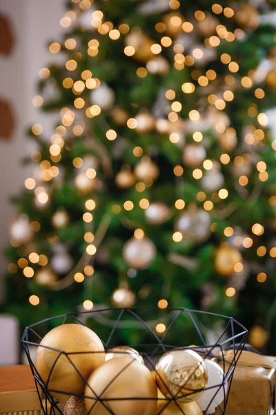 Traditional Christmas decorations. Christmas tree. — Stock fotografie