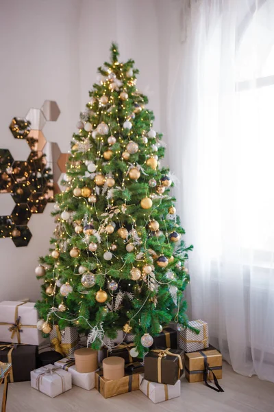 传统圣诞装饰。圣诞树。新年快乐. — 图库照片