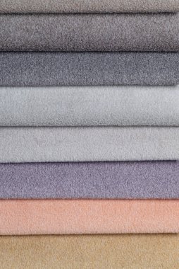 Mobilya ve giyim Döşeme renkli ve parlak kumaş örnekleri. Bir palet Tekstil soyut çizgiler farklı renkteki Close-up.