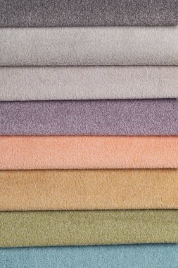 Mobilya ve giyim Döşeme renkli ve parlak kumaş örnekleri. Bir palet Tekstil soyut çizgiler farklı renkteki Close-up.