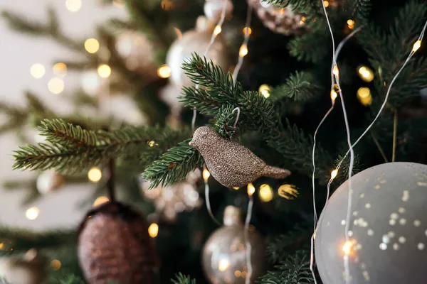 Nieuwjaarsspeelgoed Versierde Kerstboom Een Wazige Sprankelende Fantastische Achtergrond Garland Bokeh — Stockfoto