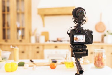 Minimalist iç mimarisi olan şık bir mutfak. Profesyonel kamera, gün ışığında bulanık mutfağın fotoğrafını çekiyor. yemek günlüğü.