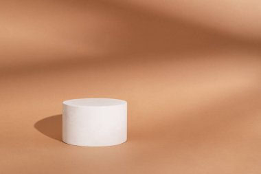 Bej arka planda yuvarlak beton geometrik şekil. Kozmetik ve ekolojik ürünler için boş bir vitrin. Merkezinde bir podyum olan minimalist kompozisyon.