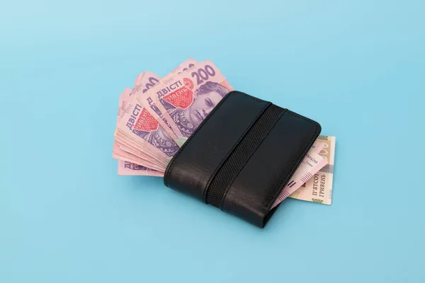 青い背景の財布の中の多くのお金 ウクライナ Hlibnias — ストック写真