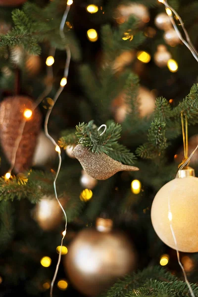 Kerstboom Met Kerstspeelgoed Vogeltje Kegels Ballen Gekleurde Lichtjes Onderwerp Nieuwjaar — Stockfoto